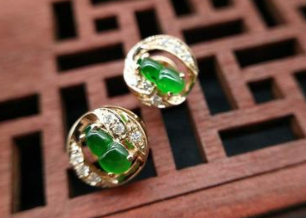 翡翠耳钉市场价 一对小翡翠耳钉价格   第1张