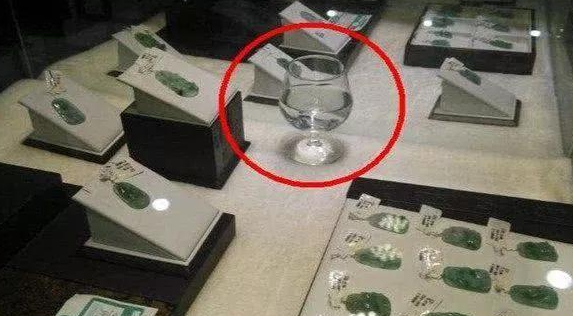 玉器店的小秘密！为什么玉石柜台里要放一杯水？究竟有什么作用？   第2张