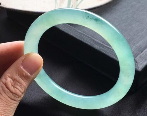 如何选择翡翠手镯 选翡翠手镯的忌讳 