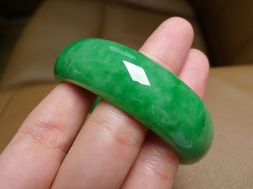 糯种满绿翡翠手镯市场价多少 糯种满绿翡翠手镯价格很贵吗   第2张