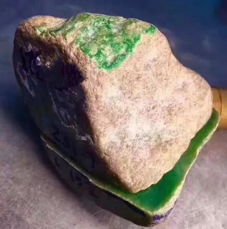 翡翠原石识别 翡翠原石识别注意三大点   第2张