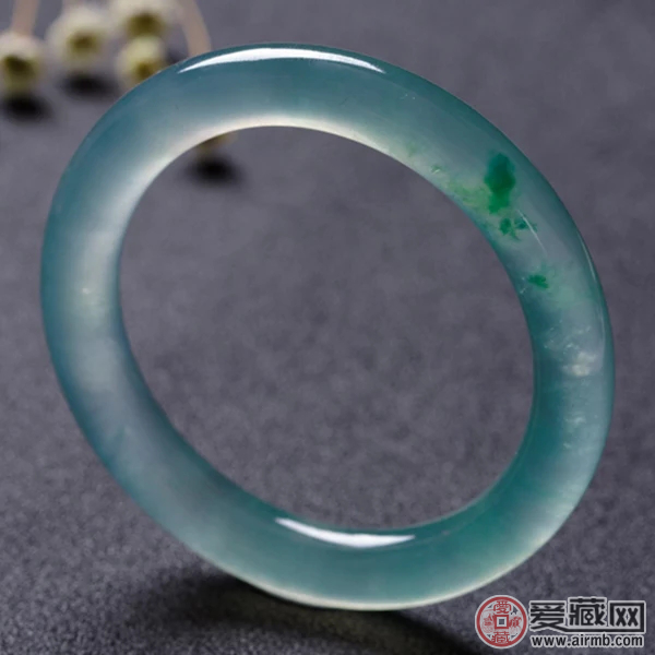 不同年龄的女性应该佩戴什么样的手镯? 