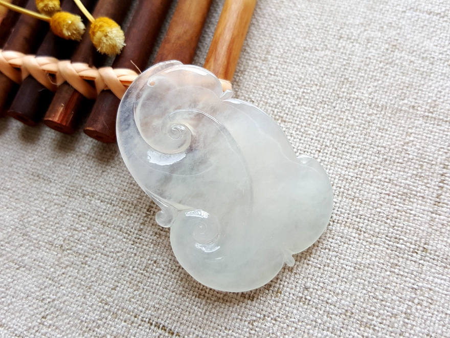 白色冰糯种翡翠价格高吗？看完对白色冰糯种翡翠有新认识！   第3张