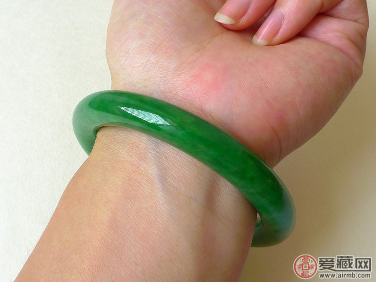 买翡翠：在旅游的时候，怎么样可以避免买到假的翡翠？ 