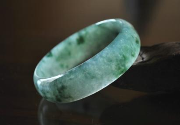 飘花翡翠手镯市场价 飘花翡翠手镯是多少价位 第1张