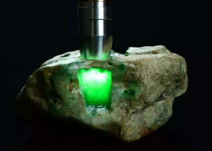 翡翠原石多少 翡翠原石现在什么价位   第1张