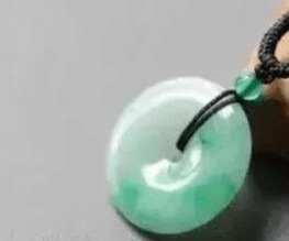 翡翠戴久了里面会生出绿来，这种说法你信吗？   第2张
