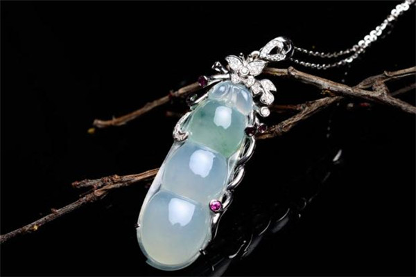 四季豆翡翠吊坠 现在翡翠四季豆吊坠多少钱   第1张