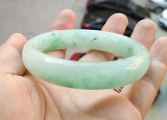 糯种翡翠手镯市场价 糯种翡翠手镯多少钱一个   第1张