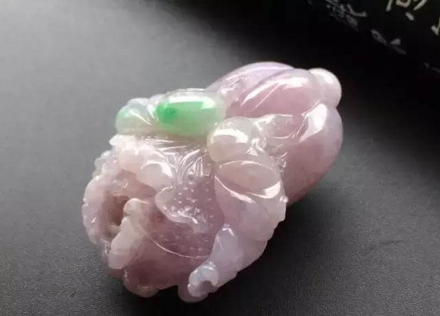 春带彩翡翠吊坠值钱吗？这篇文章告诉你！   第3张