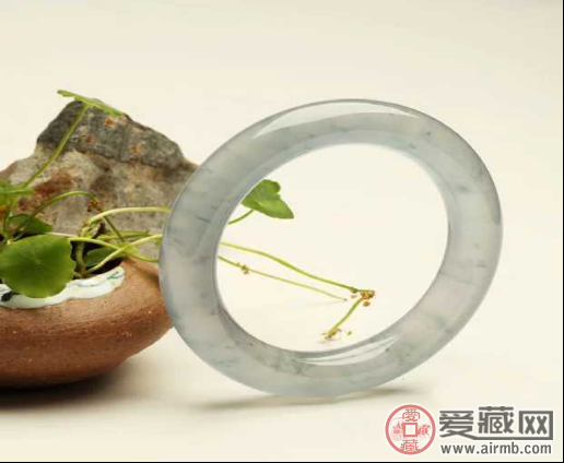 什么是玻璃种翡翠，以及玻璃种翡翠价格的高低 