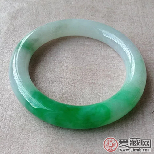 什么是白底青翡，白底青翡价格是多少 