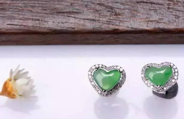 看脸型买什么样的翡翠搭配   第8张