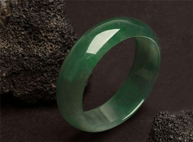 不同年龄适合的翡翠手镯不一样，什么颜色更适合你？   第3张