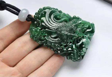 绿翡翠吊坠多少钱 绿翡翠吊坠搭配什么颜色的挂绳   第2张