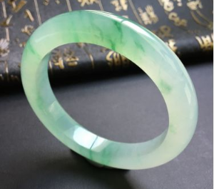 如何购买翡翠手镯 购买翡翠手镯需注意几大要点   第1张