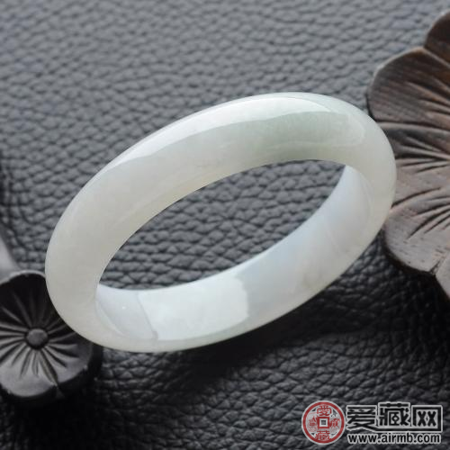 为何有的翡翠糯种的要比冰种的贵，不是冰种的更好吗? 