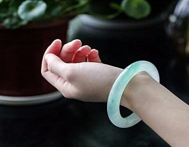 怎么买翡翠手镯 买翡翠手镯前必备   第1张