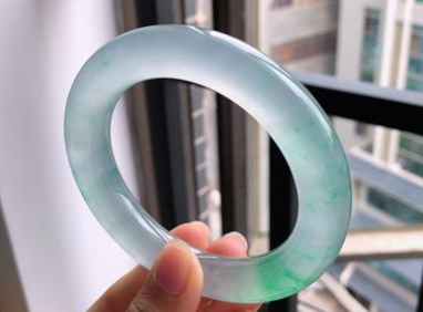 翡翠手镯带哪只手 翡翠手镯的佩戴方法 第2张
