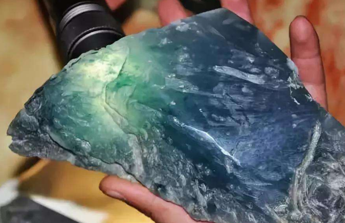 翡翠毛料市场价 挑选翡翠毛料的原则 