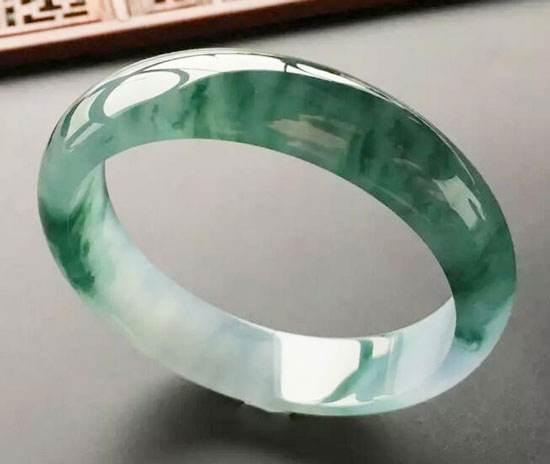 戴着翡翠洗澡好不好 戴着翡翠洗澡可以吗 