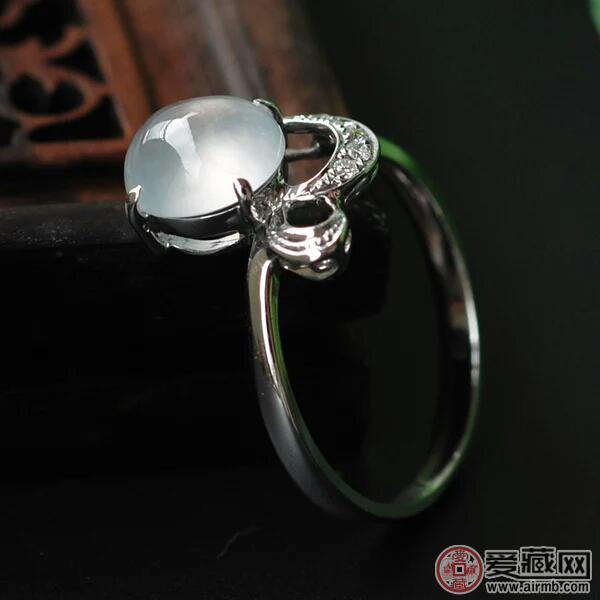 白底冰种翡翠首饰的保养 