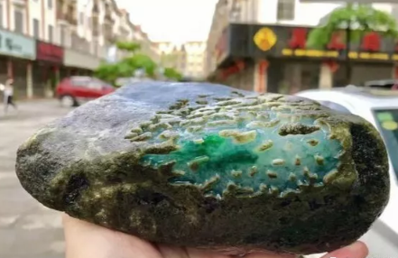 南齐翡翠原石特点 南齐场口的翡翠什么特征   第2张