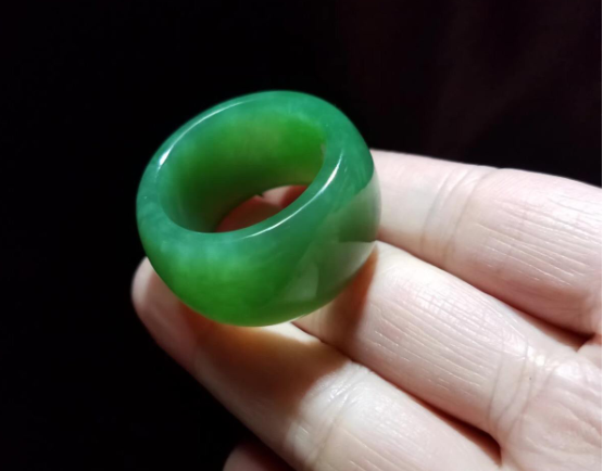翡翠戒指男款 适合男士的翡翠戒指款式有哪几种   第2张