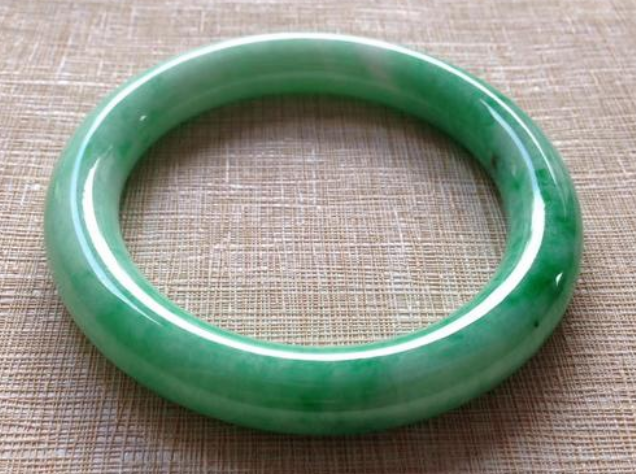 果绿翡翠手镯值钱吗 果绿翡翠手镯现在什么价位   第2张