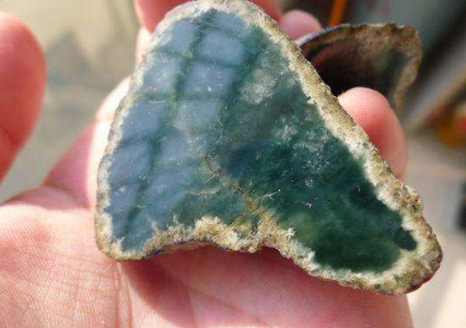 油青种翡翠原石价格多少钱一公斤及挑选   第1张