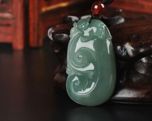 油青翡翠 油青翡翠戴久了的变化 