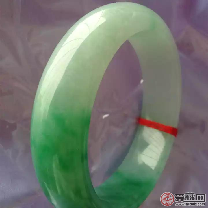 白底绿翡翠手镯如何？ 