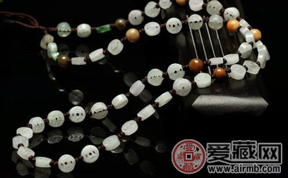 美丽女人为什么要佩戴翡翠手镯？ 