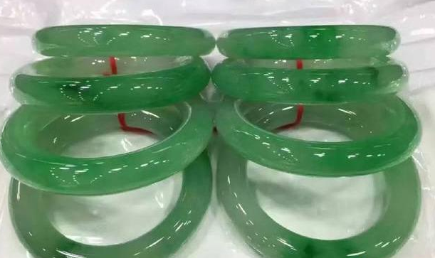 为什么有钱人都买玉，不去投资股市房产？   第14张