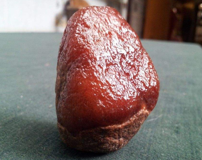 红色翡翠原石价格 红色翡翠原石一般多少钱   第2张