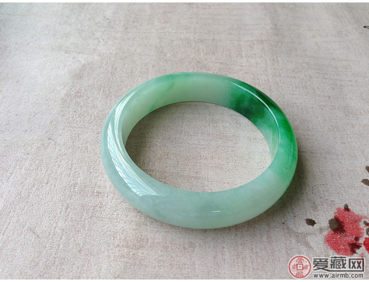 老人戴翡翠有哪些好处? 