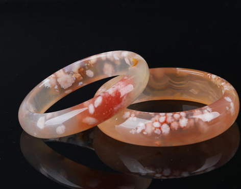 樱花玛瑙会越戴越透吗 樱花玛瑙的保养   第1张