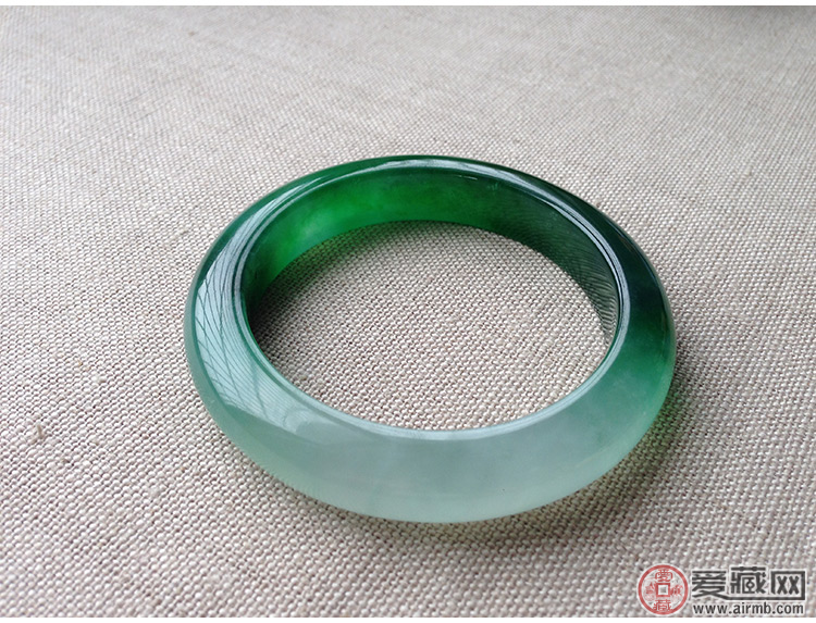 翡翠手镯春带彩多少钱 