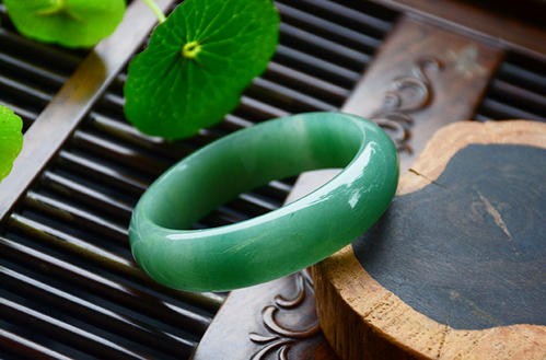 东陵石玉手镯9000元算贵吗 如何鉴别真伪 