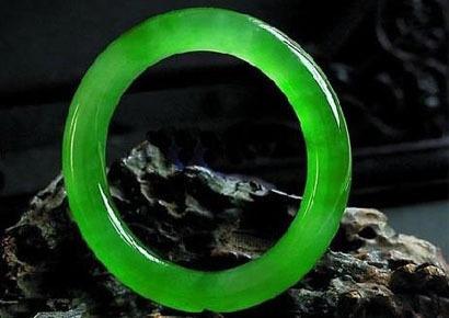 55克翡翠拍出了1500万的天价，单单是因为出自名家之手吗？   第5张