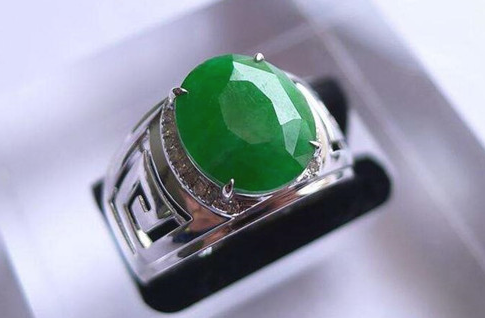 祖母绿翡翠戒面价格 祖母绿翡翠戒面价格贵不贵   第2张