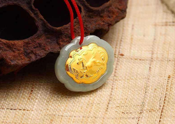 金镶玉翡翠吊坠一般多少钱啊   第2张