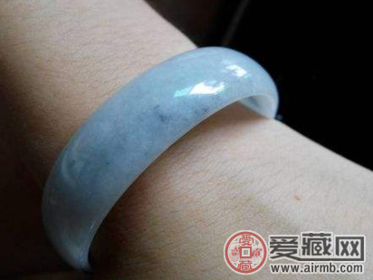 玉镯上有黑点是假货吗 