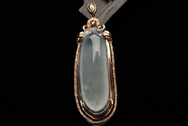 冰种翡翠挂件价格 如何挑选冰种翡翠挂件   第1张