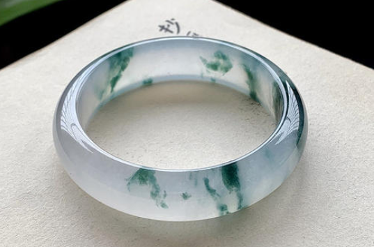 飘花翡翠手镯市场价 飘花翡翠手镯是多少价位 第2张