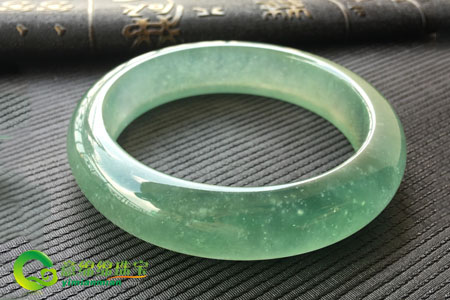 晴水翡翠价格 怎样选择晴水翡翠手镯  第1张