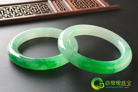 玻璃种翡翠手镯合适什么肤色的人  第1张