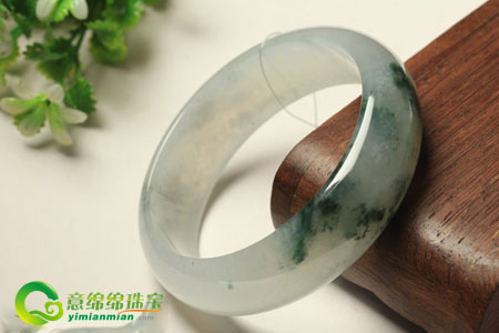 玻璃种翡翠手镯合适什么肤色的人  第2张