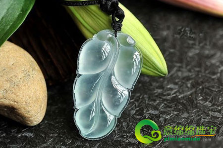 皇亲国戚翡翠吊坠的样式及选购技巧  第2张