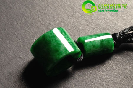怎么保养不同的翡翠饰品？